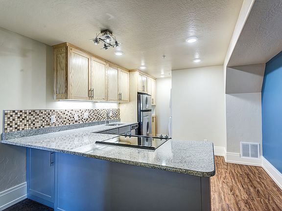 Attractive kitchen.