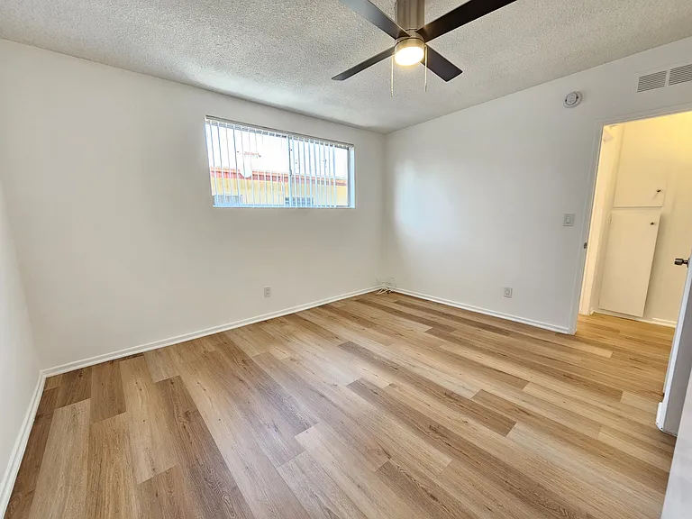 910 N Orange Grove Ave — Photo 15