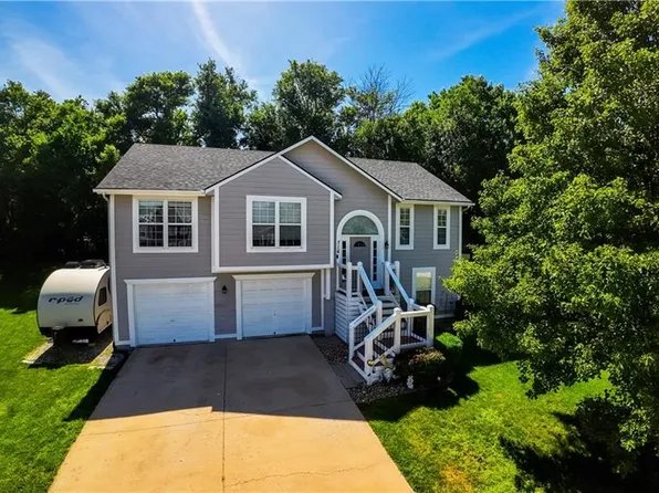 716 SE James Cir, Lees Summit, MO 64063