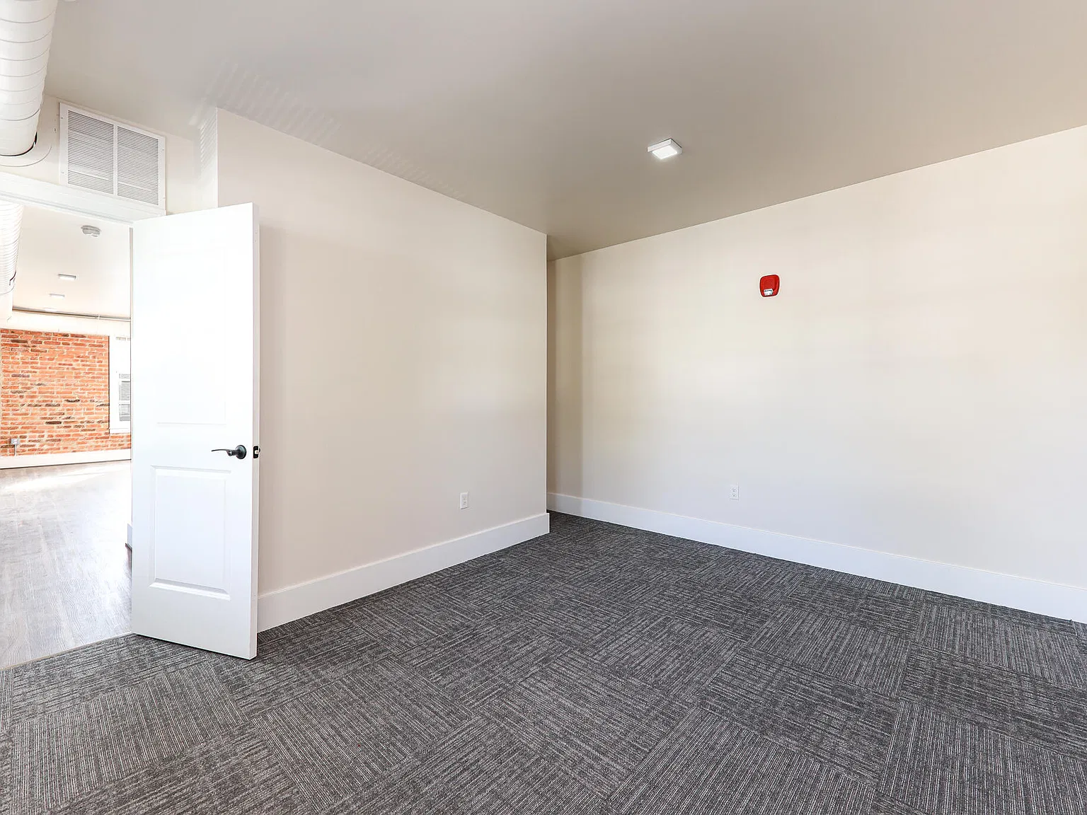 2 bed, 1.0 bath, 900 sqft, $2,100 — Photo 2
