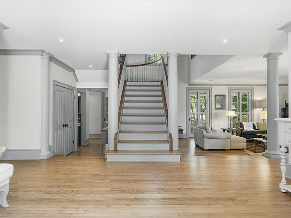 5th image of 43 Gardiners Bay Dr