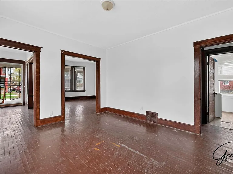 127 W Buena Vis — Photo 9