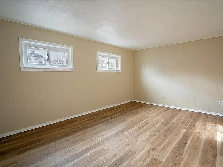 327 William St — Photo 18