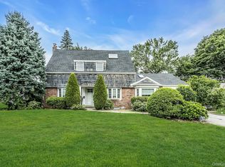 238 Parkside Dr, Roslyn Heights, NY 11577