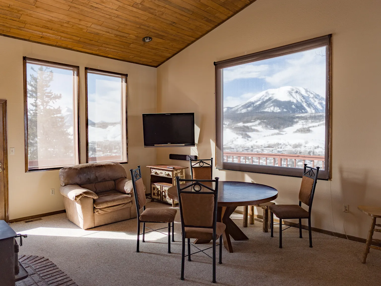 4 bed, 2400 sqft, $5,800 — Photo 3