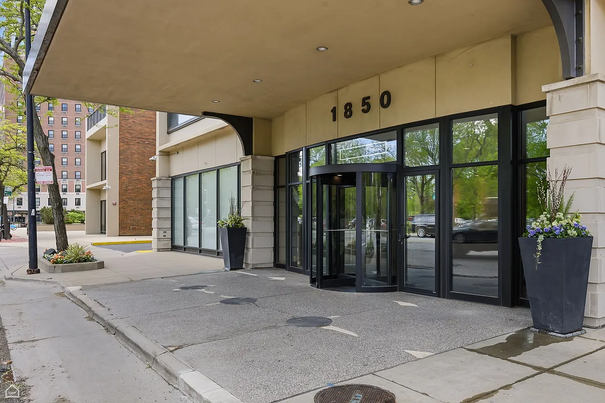 Building Photo - 1850 N Clark St #2409
