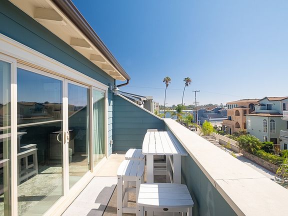 3rd image of 826 Santa Barbara Pl