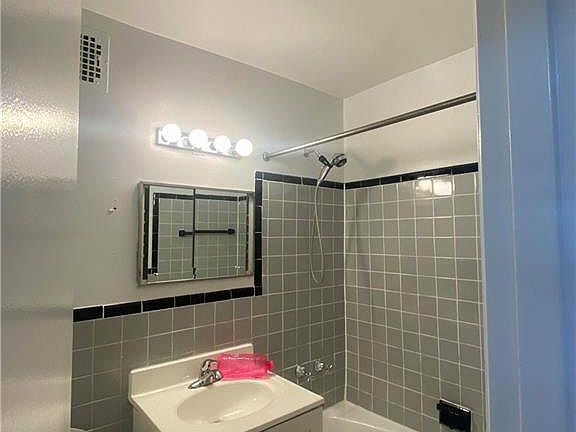 4th image of 679 W 239th St APT 5F