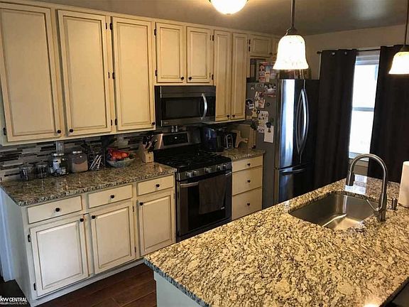 5th image of 39343 Augusta Ave