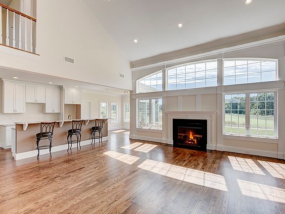 3rd image of 590 Laurel Ct