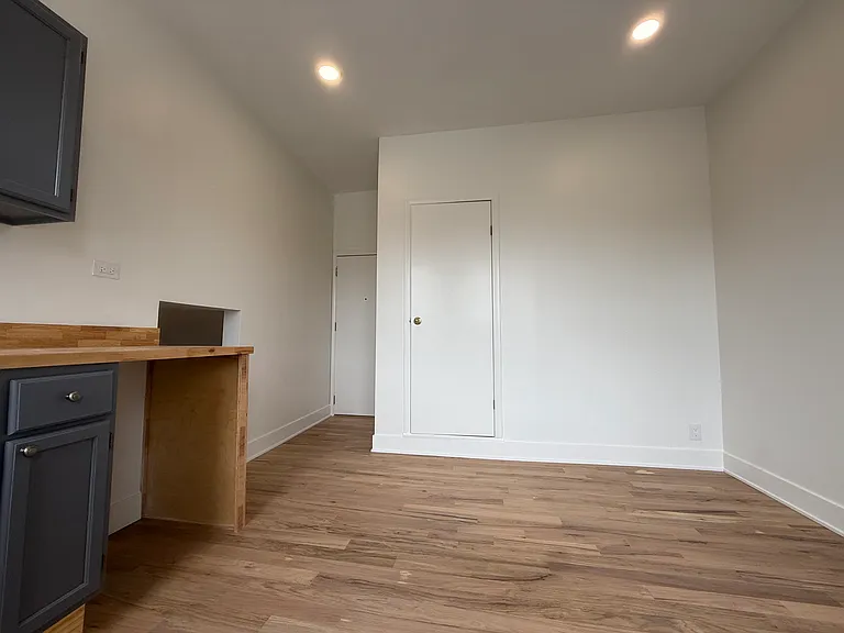 2013 S Loomis St #2R — Photo 3