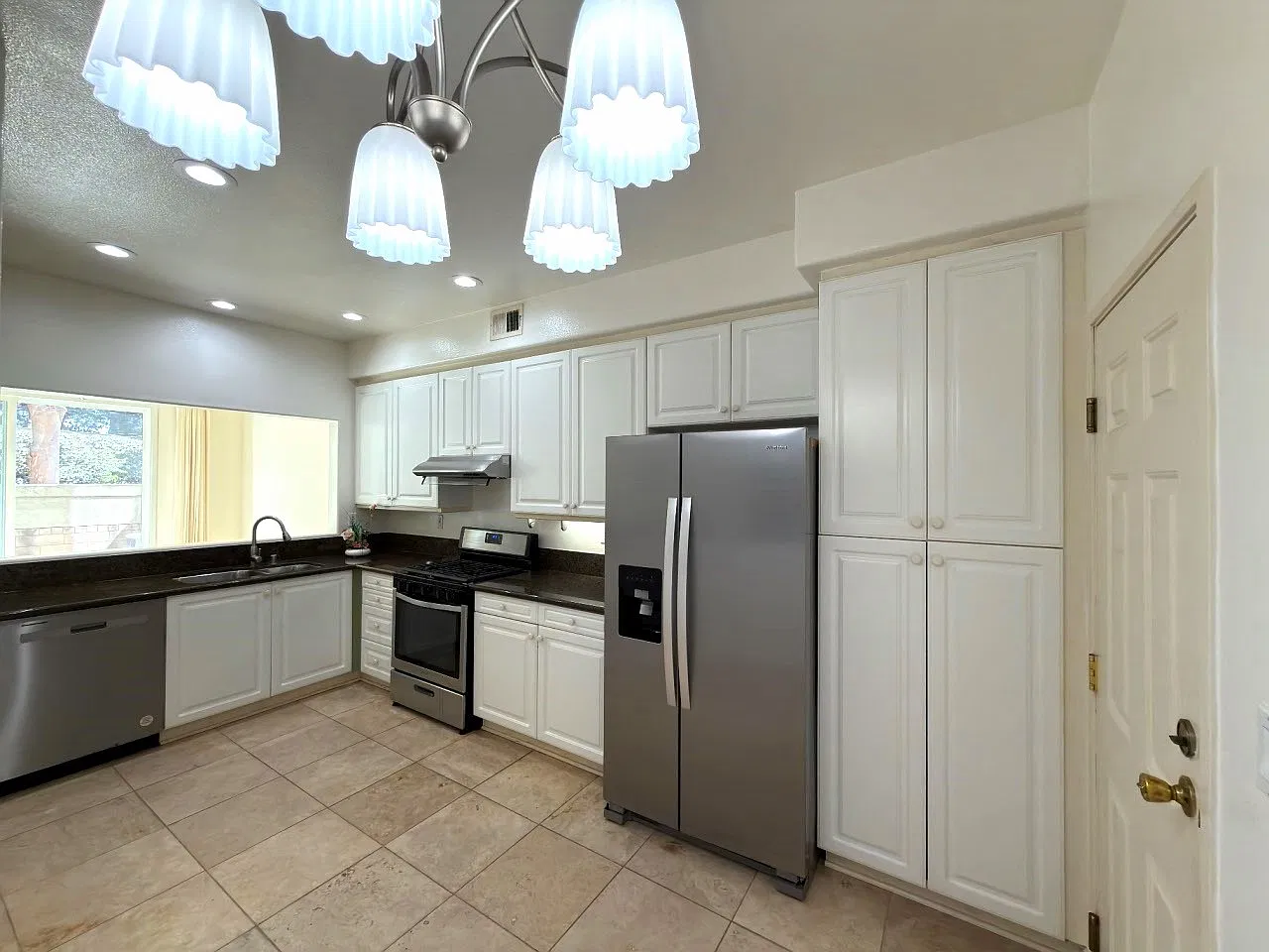 2 bed, 2.5 bath, 1276 sqft, $3,999 — Photo 2