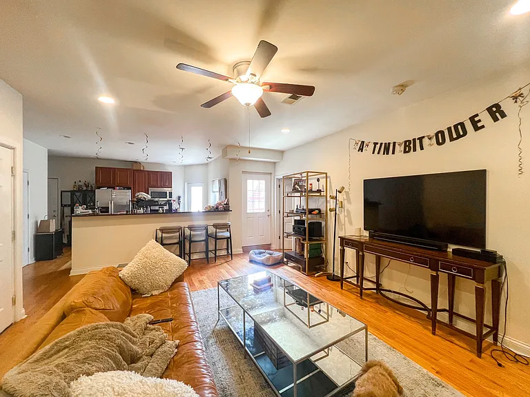 718-20 W Buckingham Pl — Photo 4