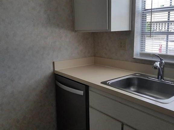 5th image of 110 Preston Ln #110