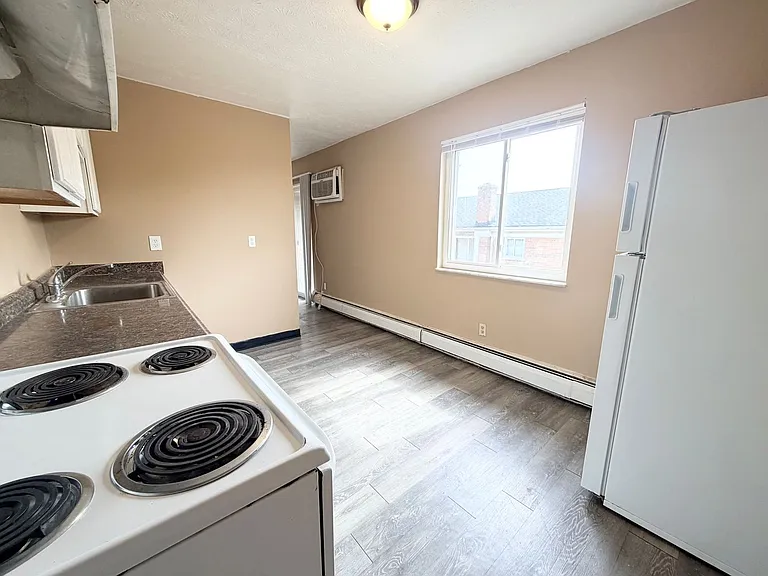 2457 Montana Ave — Photo 5