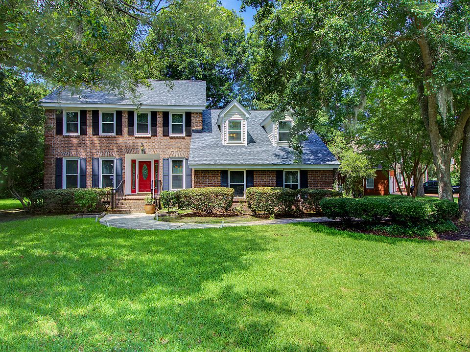 Welcome to this large home in Shadowmoss Plantatio