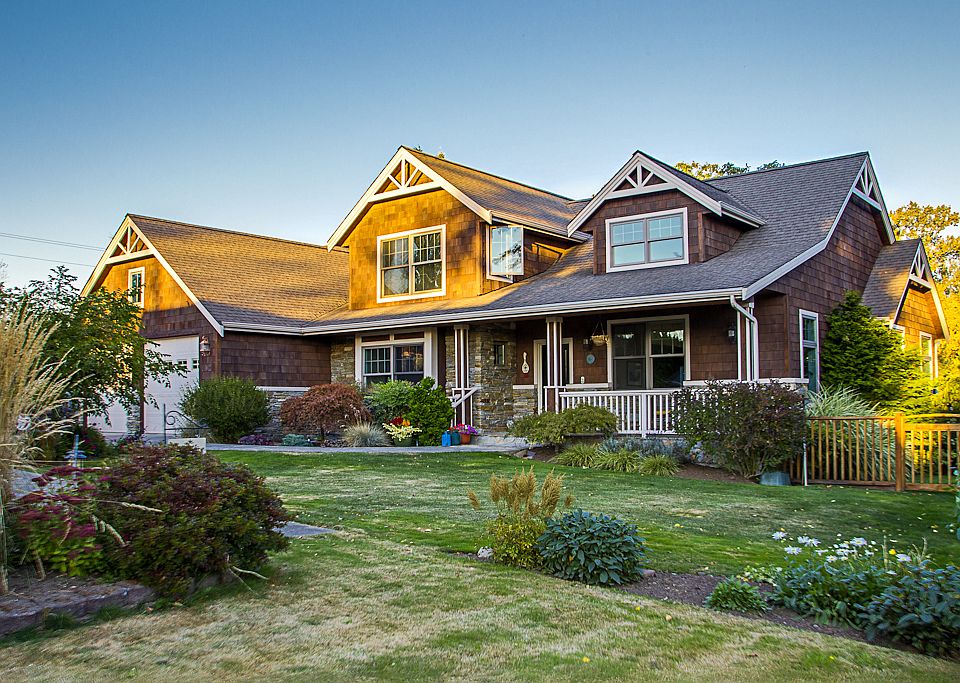2719 McLeod A Gorgeous Custom Home