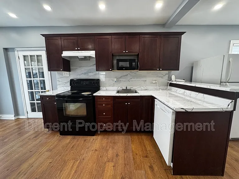 492 King George St #1 — Photo 4