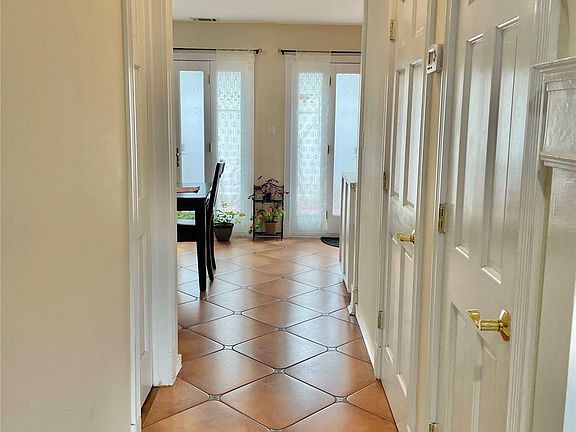5th image of 18 Amesworth Ct #18