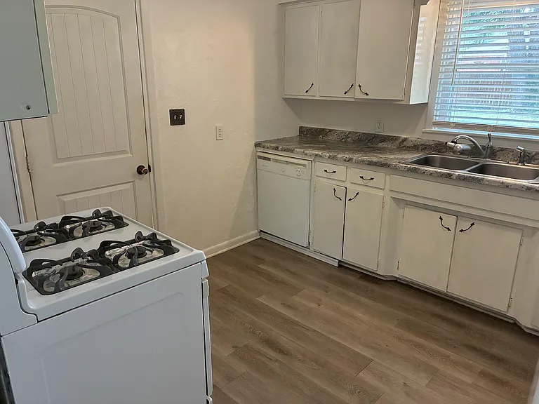 504 E Sunshine St — Photo 9