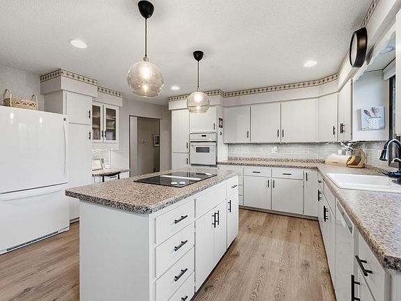 4th image of 220 Country Club Dr