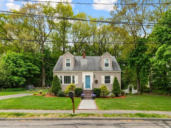 31 Hiawatha Rd, Woburn, MA 01801