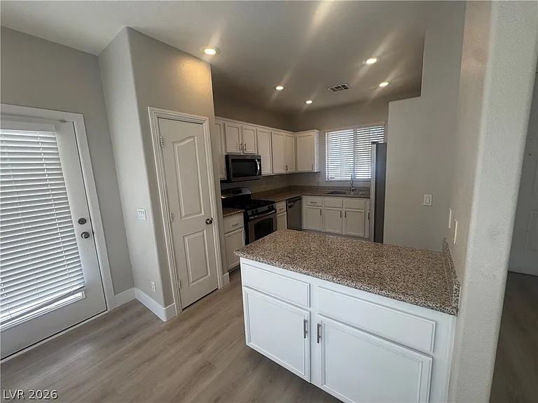 1521 Tillman Falls Ave — Photo 4