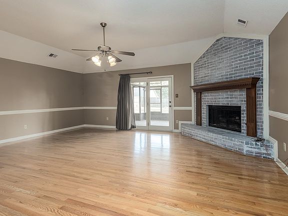 5th image of 382 Spruce Glen Dr