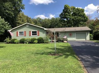 5 Willowbrook Dr, Lyndonville, NY 14098