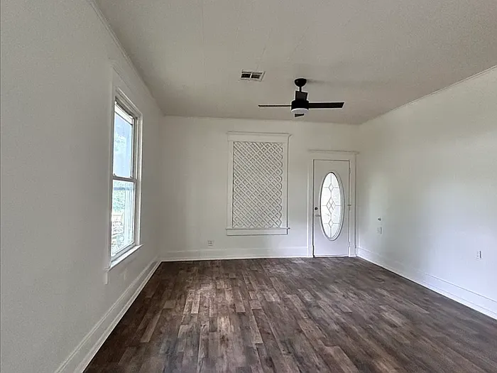 149 S Dixon Ave — Photo 3