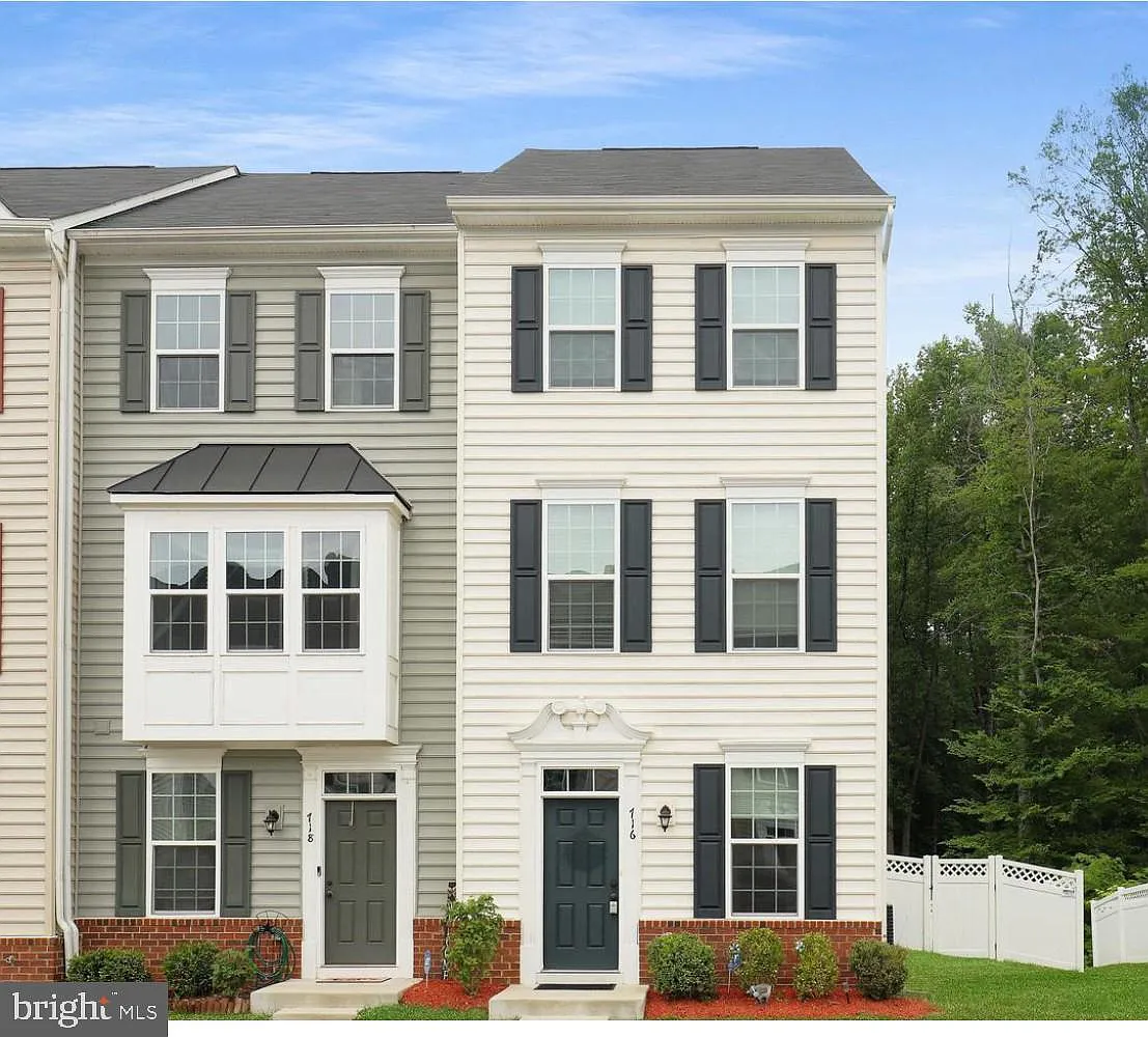 Building Photo - 716 River Crest Way
