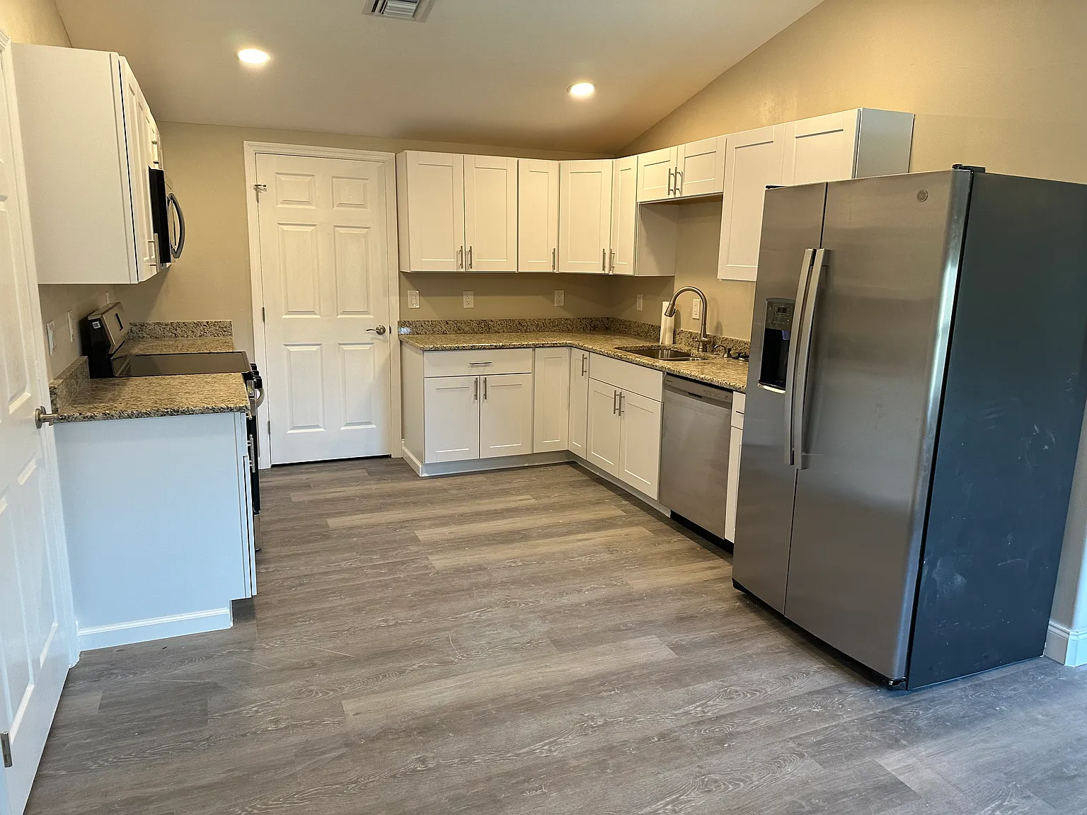 2 bed, 1600 sqft, $1,895 — Photo 2