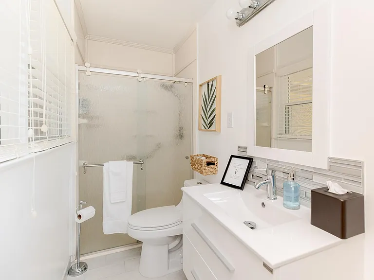Master Bathroom w/all Essentials