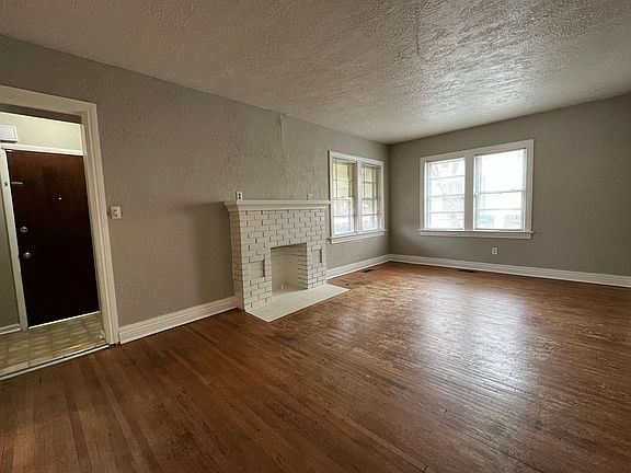 3rd image of 219 S Knoxville Ave