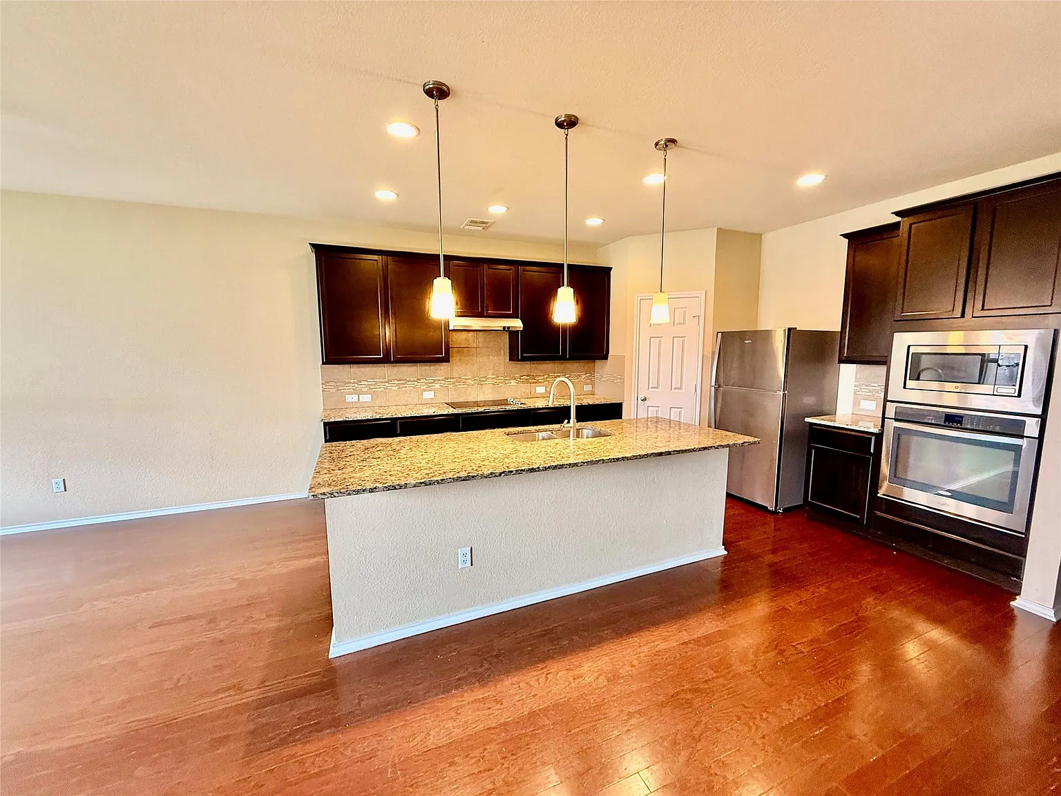 5 bed, 3.5 bath, 3265 sqft, $2,295 — Photo 3