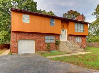 228 W Nicholai St, Hicksville, NY 11801