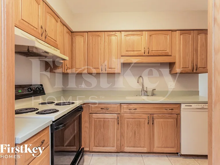 454 Springfield St — Photo 7