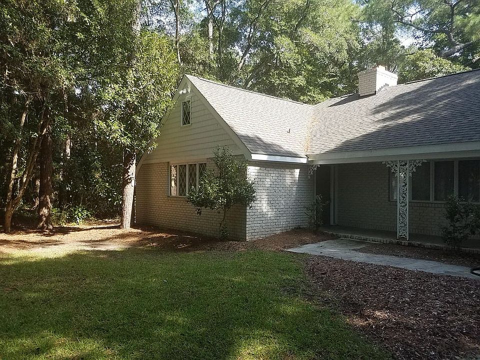 2nd image of 106 Spruce Ct