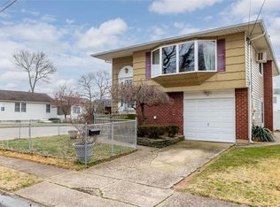 103 N Monroe Ave, Lindenhurst, NY 11757