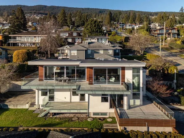 1715 22nd St, West Vancouver, BC V7V 4E4