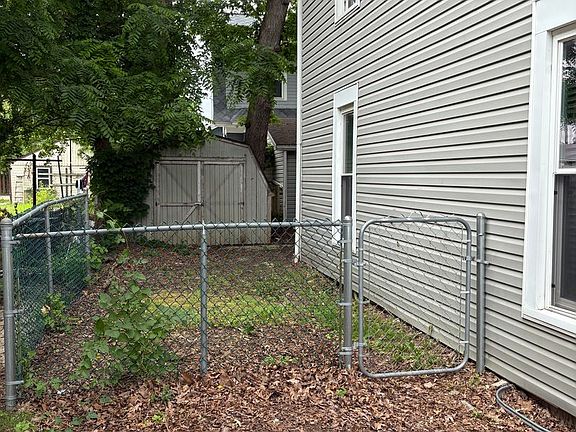 2nd image of 127 & 129 E Walnut St