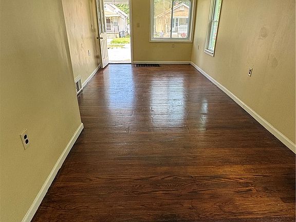 3rd image of 974 Wyley Ave