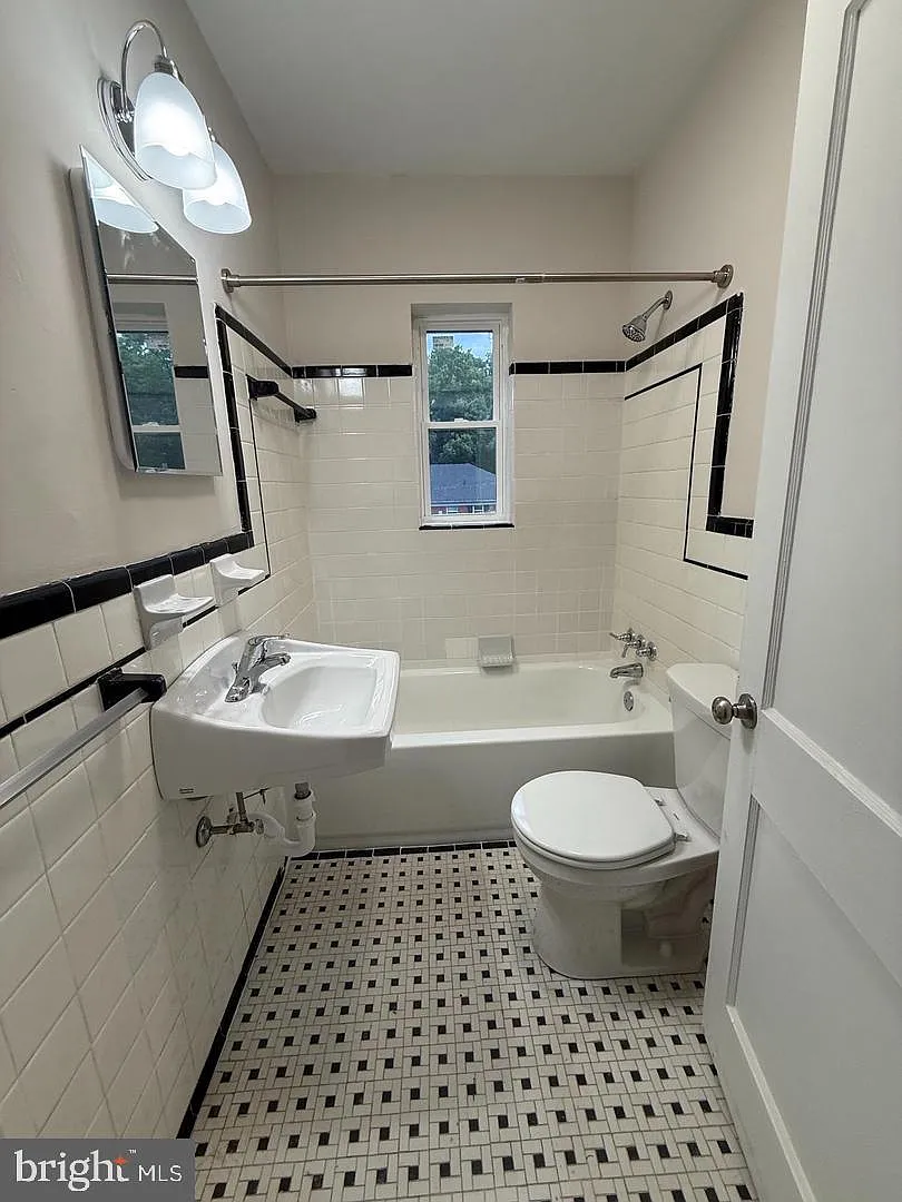 2 bed, 1.0 bath, 4800 sqft, $1,400 — Photo 4