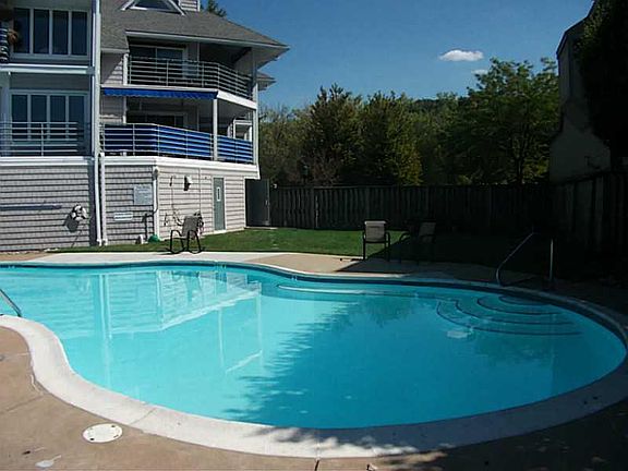5th image of 10 Peninsula Dr