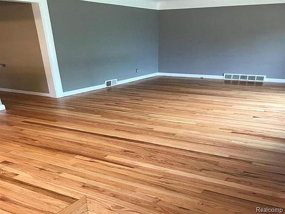 3rd image of 26500 Chippendale St