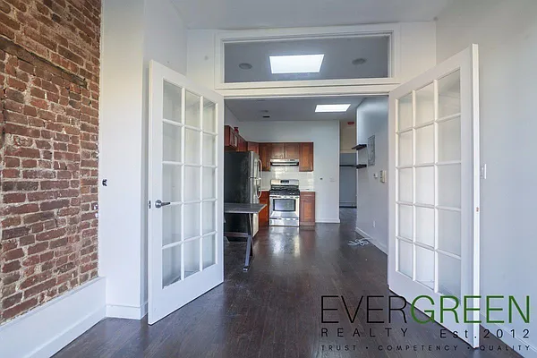 Rented by Evergreen Apartments BK | media 2
