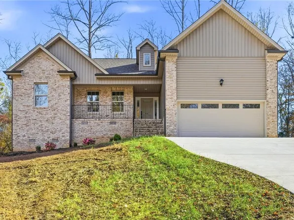 814 Montgomery Ct, Walnut Cove, NC 27052