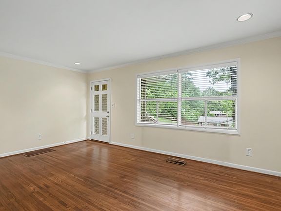 3rd image of 2620 Southview Cir