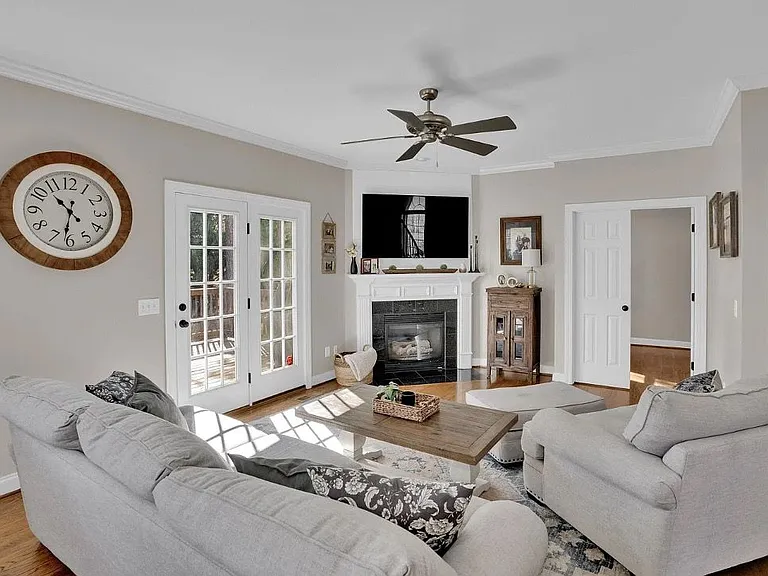1005 Tarrytown Ln — Photo 12