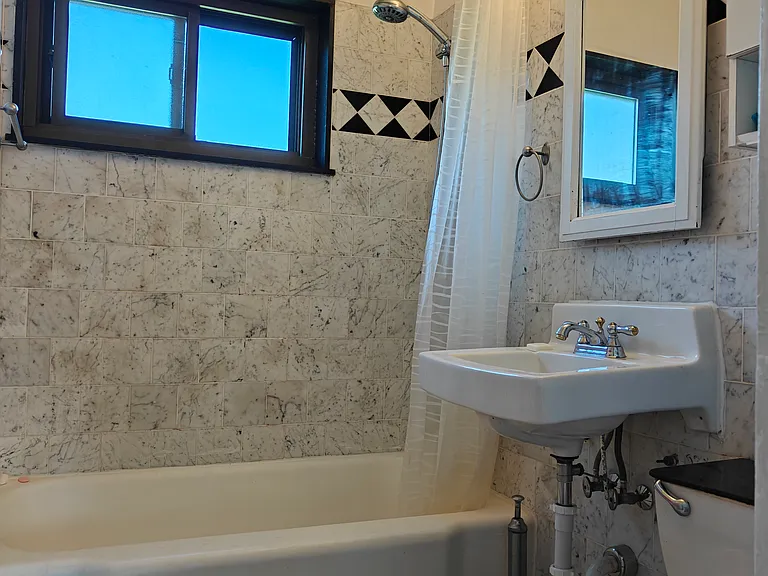 The view to the full bathroom.